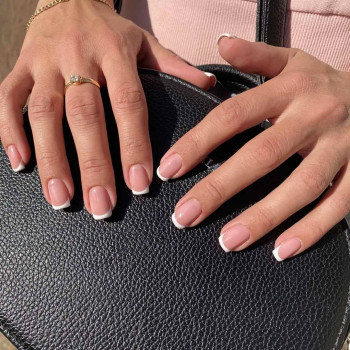 Маникюр, покрытие гель-лак
                    Майстер манікюру Елена Полтава