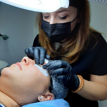 Зробити якісне ламінування вій.