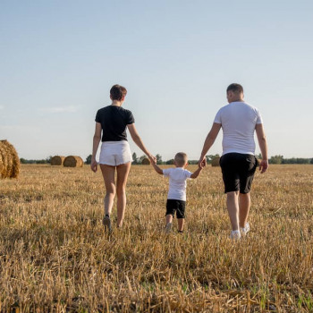 сімейна фотосесія, фотосесія у полі, фотосесія з тюками сіна