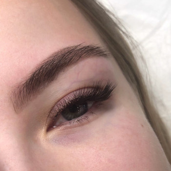 Поресничное наращивание нижних и верхних ресниц
                    Визажист Сандра Круговых Харьков