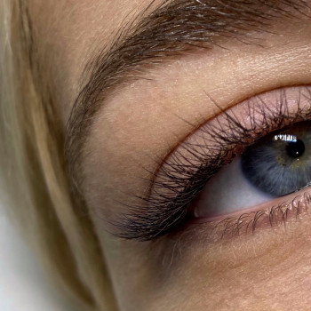 Поресничное наращивание нижних и верхних ресниц
                    Визажист Сандра Круговых Харьков