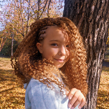 Афролоконы- это искусственные локоны,которые крепятся на бре