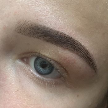 Корекція брів світло-коричневою фарбою Levissime