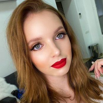 макияж с красными губами и растушеванной межресничкой