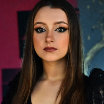 Вечерний макияж, растушёванная стрелка с камнями