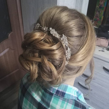 Накрутки та зачіски
                    Парикмахер-визажист Христя Львов