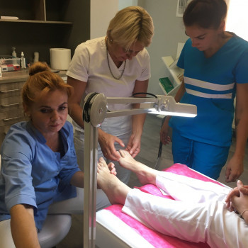 подология, медицинский педикюр, лечение ногтей на ногах, лечение стопы