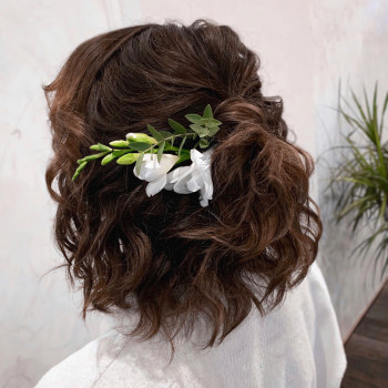  #свадебная причёска с живыми цветами
 #свадебнаяприческанакаре
 #весільназасісказквітами
 #зачіска