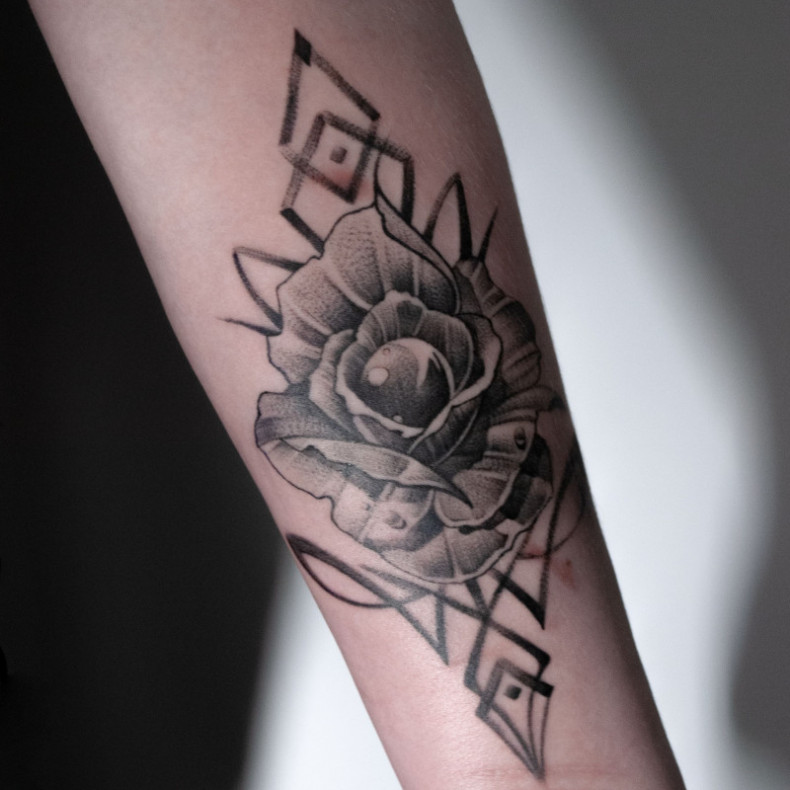 На предплечье роза черно-белые, фото - Тату салон Dudnikov Tattoo