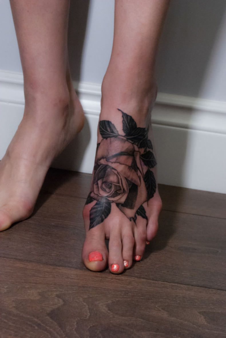 Для дівчат троянда реалізм, фото - Тату салон Dudnikov Tattoo