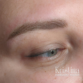 брови в волосковой технике и стрелка перед коррекцией