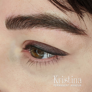 брови в волосковой технике и стрелка с растушевкой