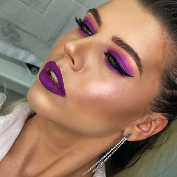 монохромный макияж со стрелкой