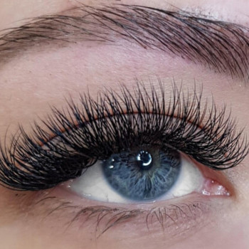 Наращивание ресничек и укладка бровей