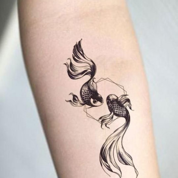 Тату на руці риба золота рибка, фото - Майстер перманентного макіяжу Леся Звонко