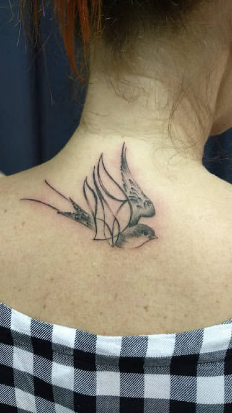Женские на шее черно-белые, фото - Тату салон Der Igel Tattoo