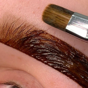 Корекция и покраска бровей.