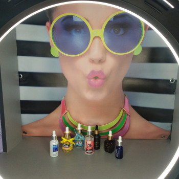 Предлагаем много хорошей косметики.