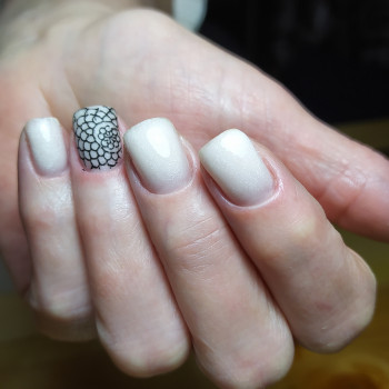 Комбинированный маникюр, нежная молочная база с шиммером. Ди