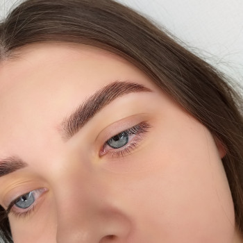 Моделювання та фарбування брів
                    Мастер перманентного макияжа Александра Кривой Рог