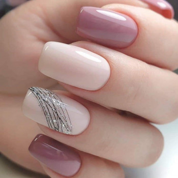 Нюдовый маникюр-дань простоте и женственности.