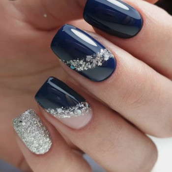 Переход темного в нюдовый оригинально смотрится на ногтях.