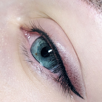 Стрелка с растушевкой
                    Мастер перманентного макияжа Лидия Киев