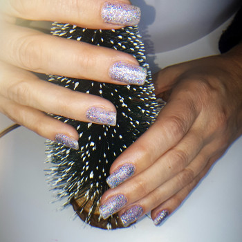 Блестящий ногтевой дизайн считается трендовым на сегодняшний