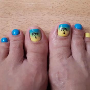 Модный летний дизайн с пальмами всегда актуален.