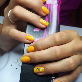 Фруктовый слайдер на ярко оранжевой подложке.