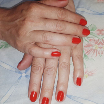 Красный маникюр всегда будет фаворитом в классической цветов