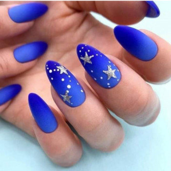Синий новогодний маникюр поможет тебе настроиться на праздни