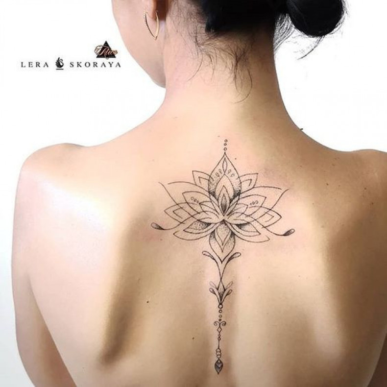 Женские черно-белые на спине, фото - Тату салон ALICE tattoo studio