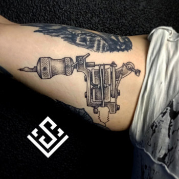 Тату мужские на руке черно-белые, фото - Тату мастер Вадим Случак