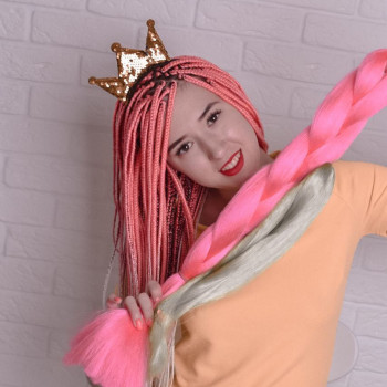 Меня зову Аня. Я ваш мастер по кудряшкам, косам и наращивани