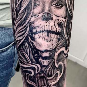 Тату дівчина маска пістолет, фото - Тату майстер Николай