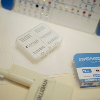 Прокалывание ушей бесшумным пистолетом
                    Парикмахерская Симпа Киев