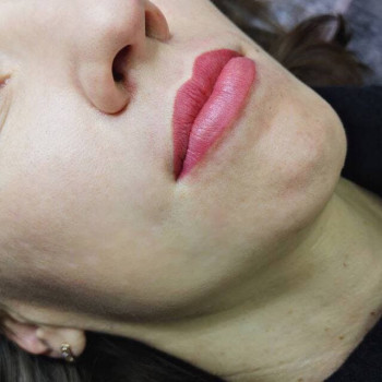 Зробити корекцію татуажу губ салон краси Бровари