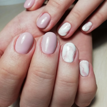 Покриття гель лаком
                    Мастер маникюра Марія Львов