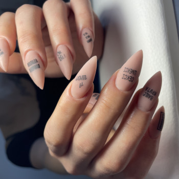 Нарощення / корекція нігтів
                    Салон красоты Rozmary Львов