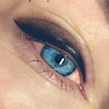 Стрілочка з розтушовкою повіки