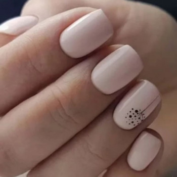 Нюдовий манікюр підходить під любий одяг.