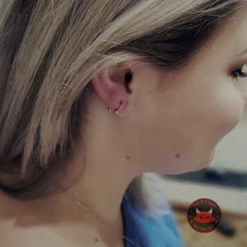 Пирсинг мочки уха
                    Мастер по пирсингу Виктория Винница
