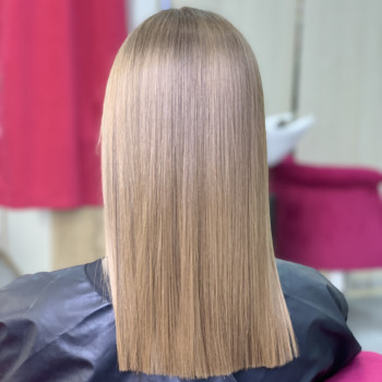 Кератинове вирівнювання
                    Перукар-візажист Христя Львів