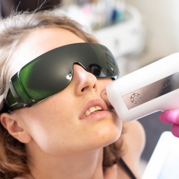 Комплекс лазерної епіляції №1 (ноги повністю + глибоке бікіни + пахви)
                    Салон красоты Мастерская Красоты "Юлии Юдиной" Киев