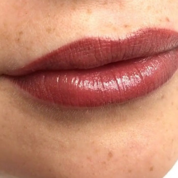 Перманентный макияж губ.