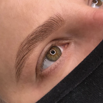 Корекція та фарбування брів хною. Фарба тримається на шкірі 