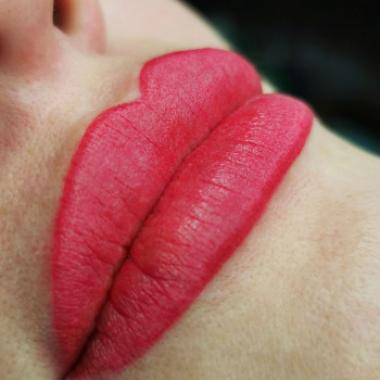 Яркий, плотный помадный прокрас