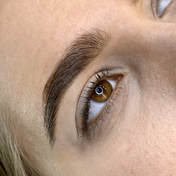 Коррекция и окрашивание бровей красокой