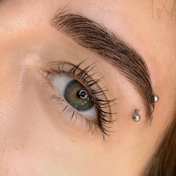 Коррекция и окрашивание бровей краской